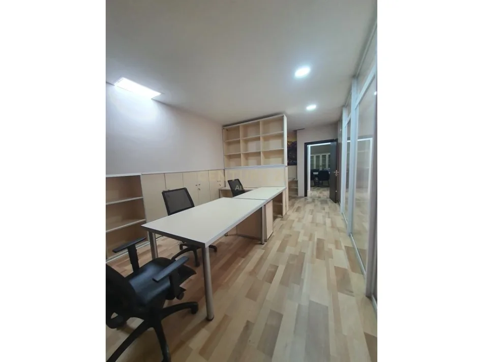 Tirane, jepet me qera zyre Kati 2, 260 m² 3.000 € 