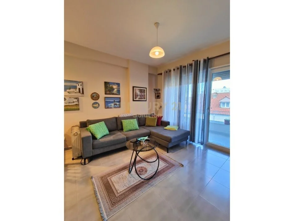 Tirane, jepet me qera apartament 1+1 , 64 m² 630 € (Komuna e Parisit)