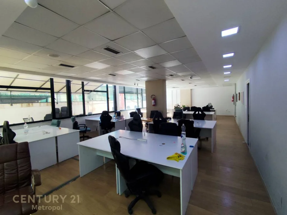 Tirane, jepet me qera zyre , 400 m² 4.500 € (Shallvaret)