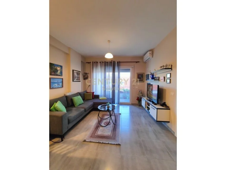 Tirane, jepet me qera apartament 1+1 , 64 m² 630 € (Komuna e Parisit)