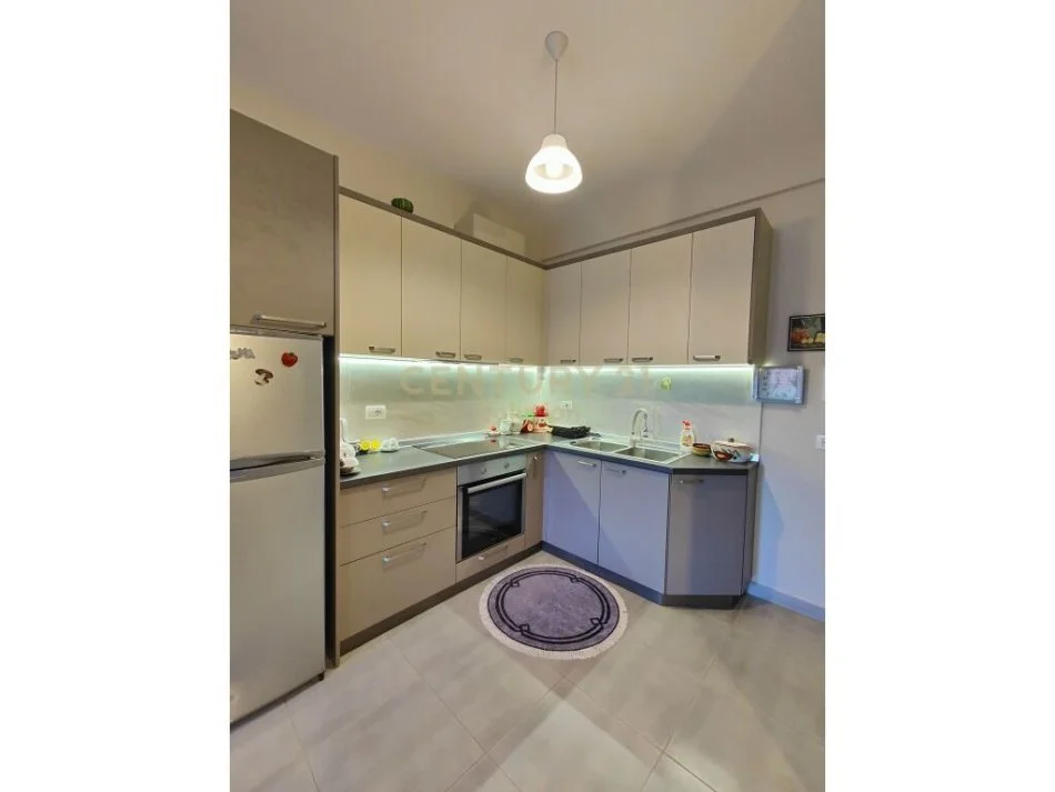 Tirane, jepet me qera apartament 1+1 , 64 m² 630 € (Komuna e Parisit)