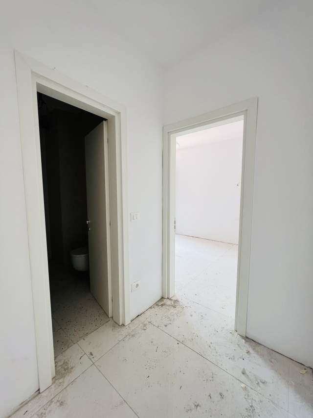 Tirane, jepet me qera zyre Kati 6, 70 m² 800 Euro