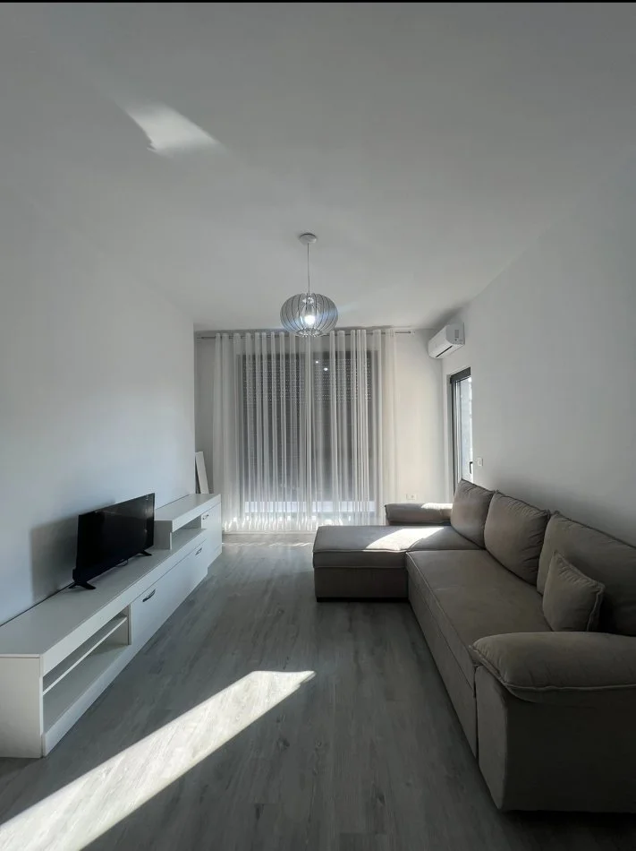 Tirane, jepet me qera 1+1 Kati 8, 70 m² 500 € (Xhanfize keko)