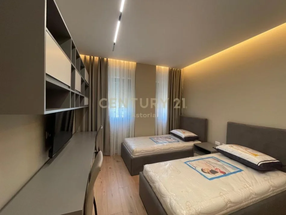 Tirane, jepet me qera 2+1 Kati 4, 96 m² 979 € 