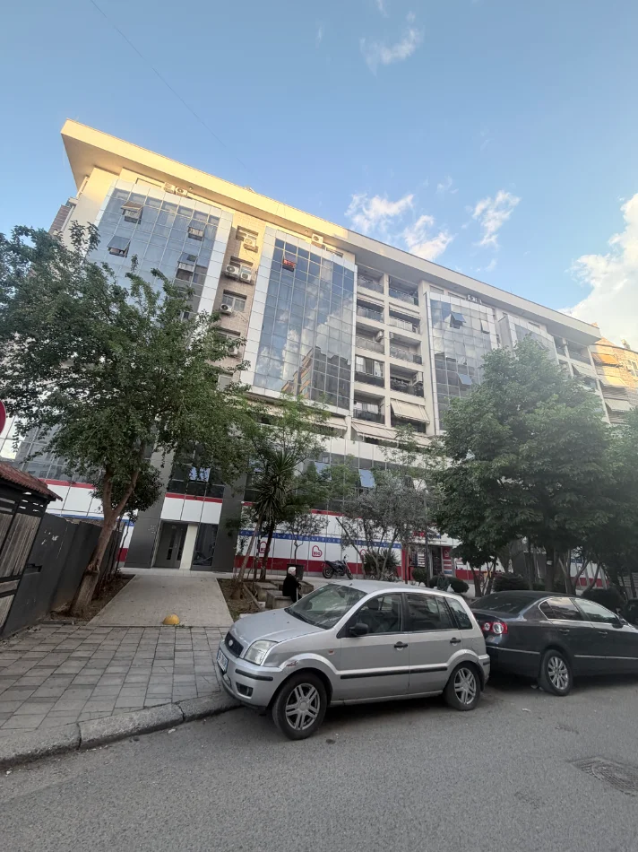 Tirane, shes 2+1+Aneks+Ballkon Kati 5 (tek 21 Dhjetori)