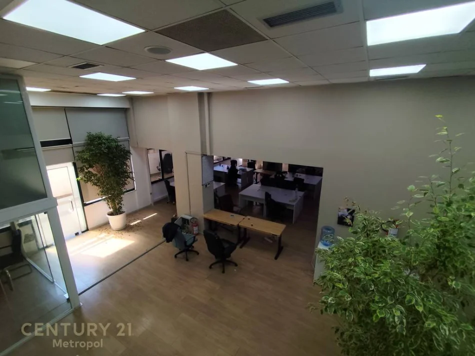 Tirane, jepet me qera zyre , 400 m² 4.500 € (Shallvaret)