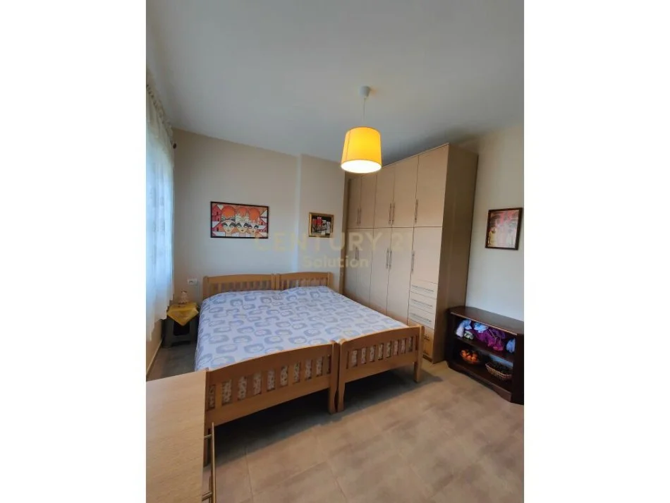 Tirane, jepet me qera apartament 1+1 , 64 m² 630 € (Komuna e Parisit)