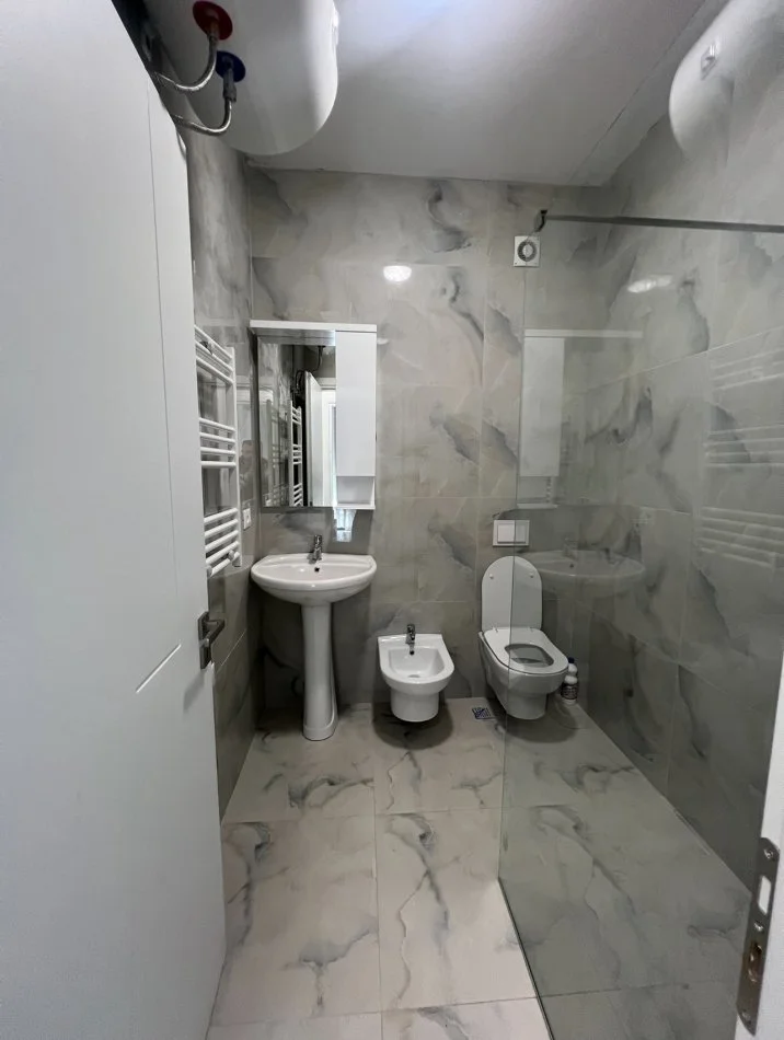 Tirane, jepet me qera 1+1 Kati 8, 70 m² 500 € (Xhanfize keko)