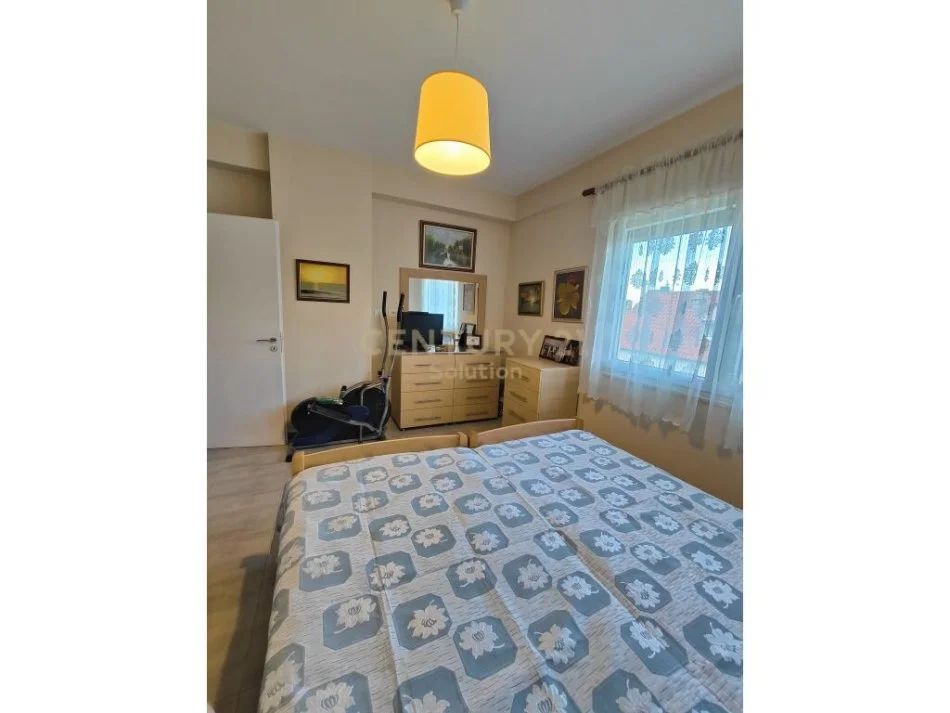 Tirane, jepet me qera apartament 1+1 , 64 m² 630 € (Komuna e Parisit)