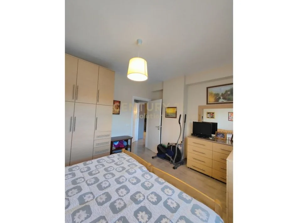 Tirane, jepet me qera apartament 1+1 , 64 m² 630 € (Komuna e Parisit)