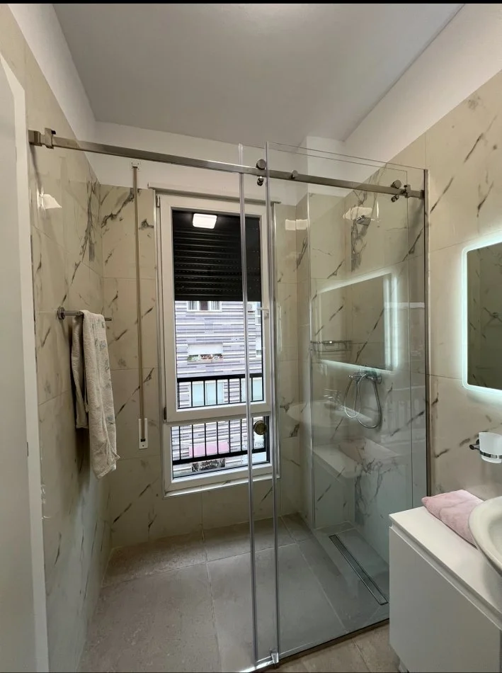 Tirane, jepet me qera apartament 2+1 , 110 m² 650 € (Xhanfize keko)