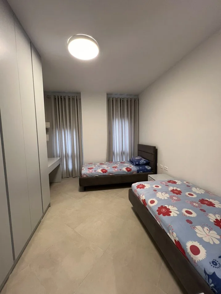 Tirane, jepet me qera apartament 2+1 , 110 m² 650 € (Xhanfize keko)