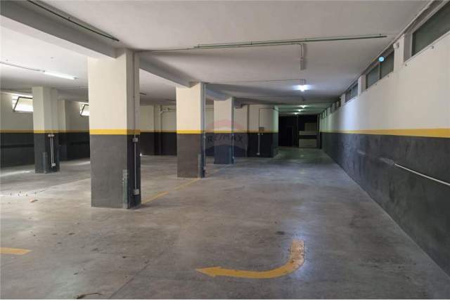 Tirane, jepet me qera ambjent biznesi 1.000 m² 2.000 Euro (Rruga e thesarit)