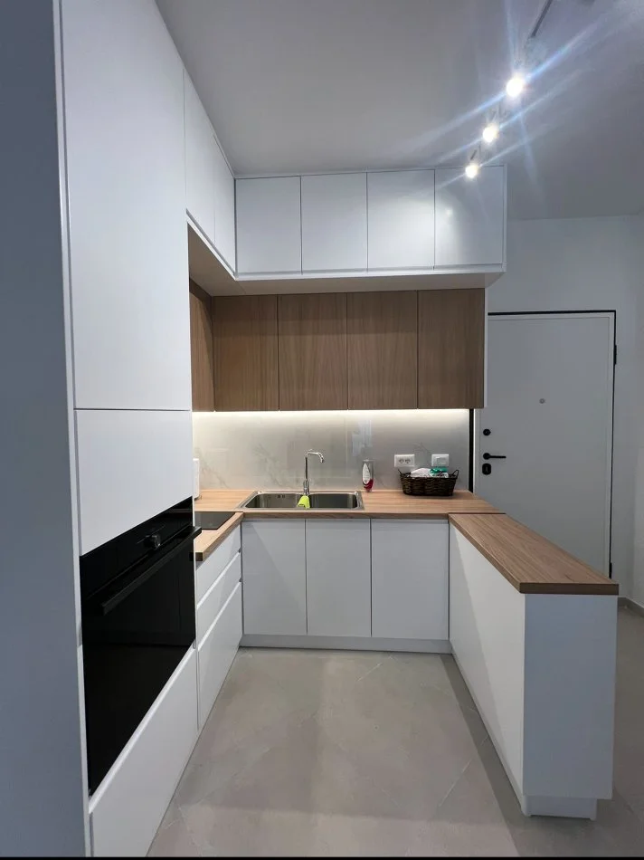Tirane, jepet me qera apartament 2+1 , 110 m² 650 € (Xhanfize keko)