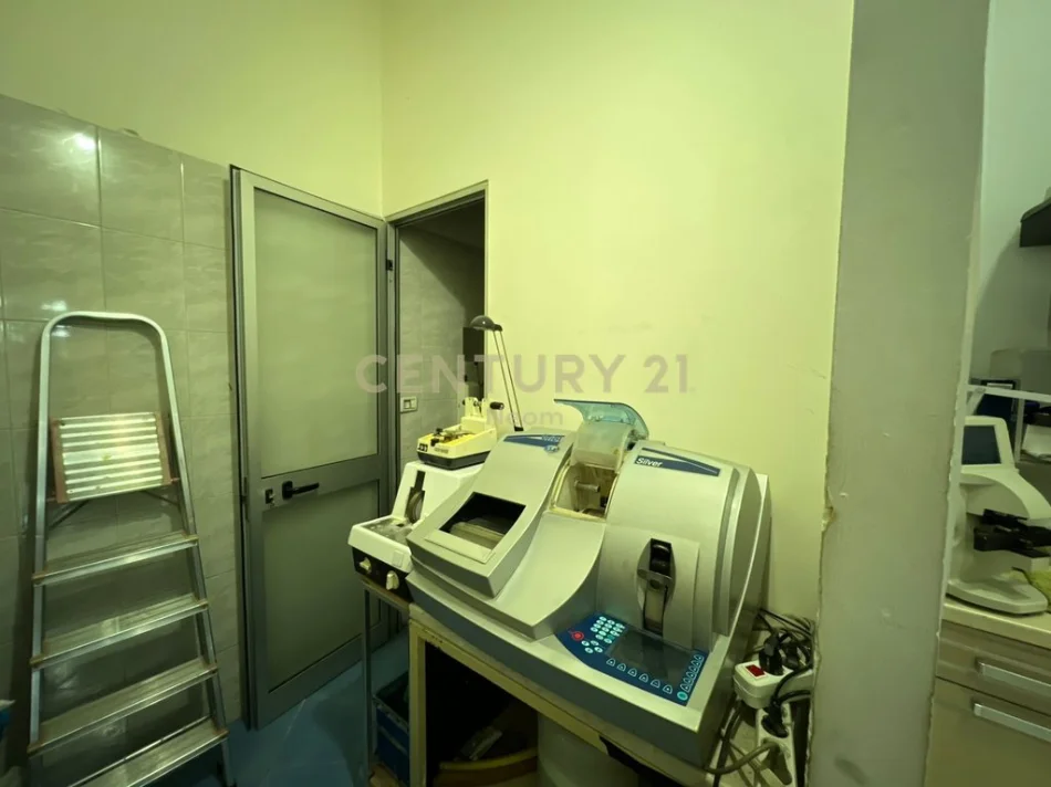 Tirane, jepet me qera ambjent biznesi Kati 0, 70 m² 2.500 € 