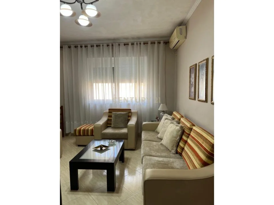 Tirane, jepet me qera apartament 2+1+Ballkon Kati 5, 80 m² 700 € (Ambasada Amerikane)