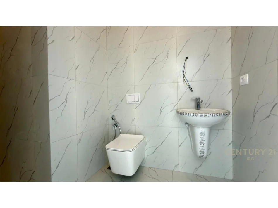 Tirane, jepet me qera ambjent biznesi Kati 13, 106 m² 720 € 