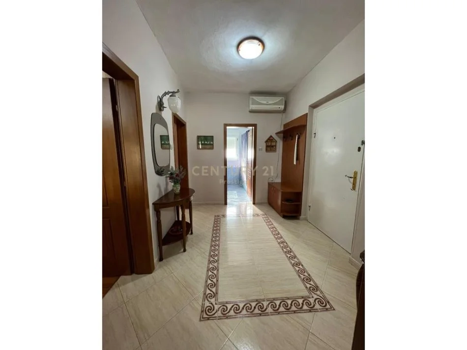 Tirane, jepet me qera apartament 2+1+Ballkon Kati 5, 80 m² 700 € (Ambasada Amerikane)