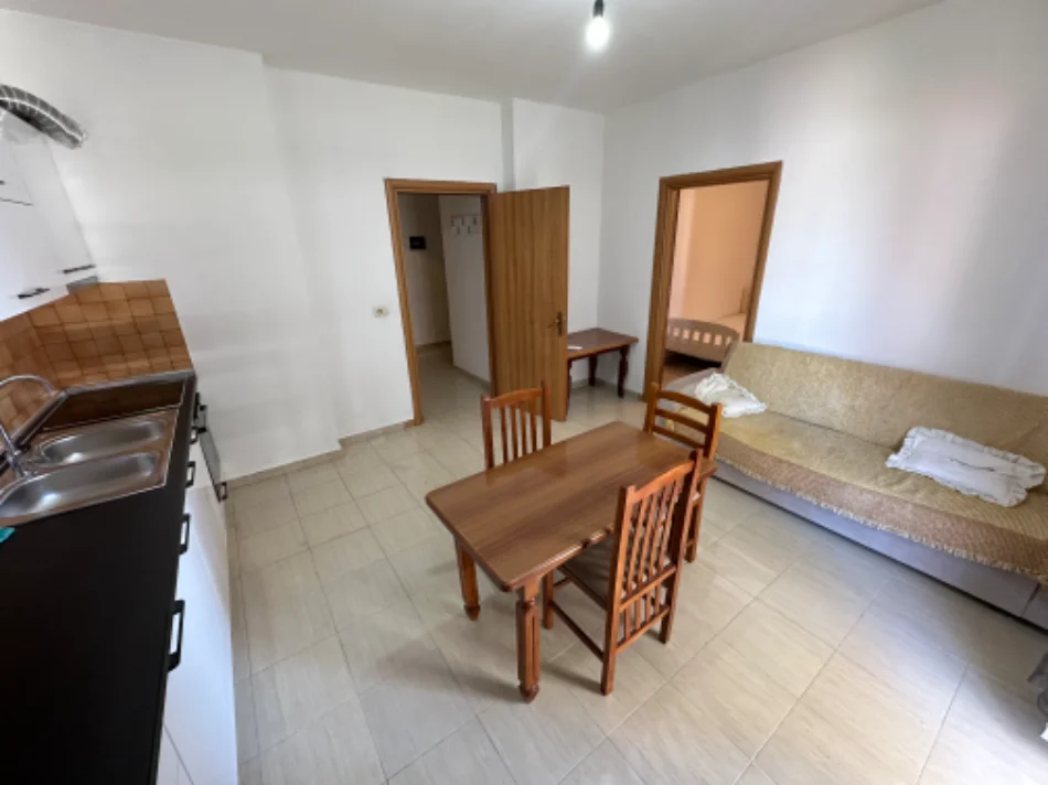 Tirane, jepet me qera apartament 1+1 Kati 3, 60 m² 40.000 Lek (Xhamllik perballe Karburant Kastrati)