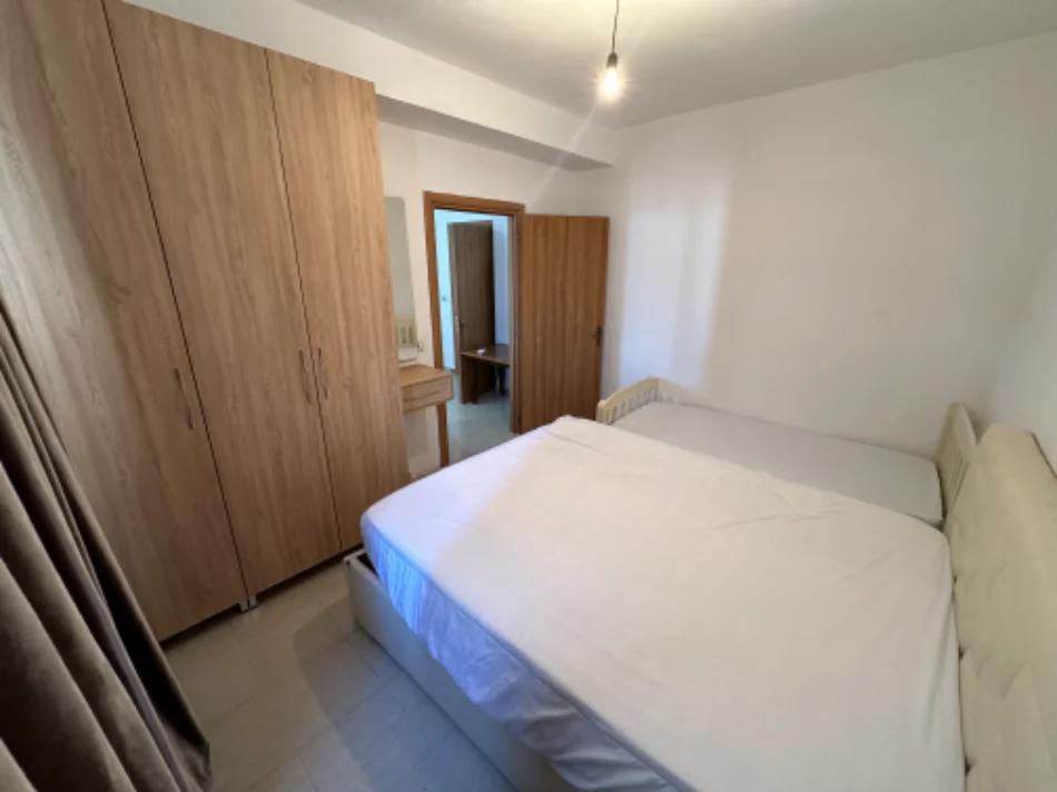 Tirane, jepet me qera apartament 1+1 Kati 3, 60 m² 40.000 Lek (Xhamllik perballe Karburant Kastrati)