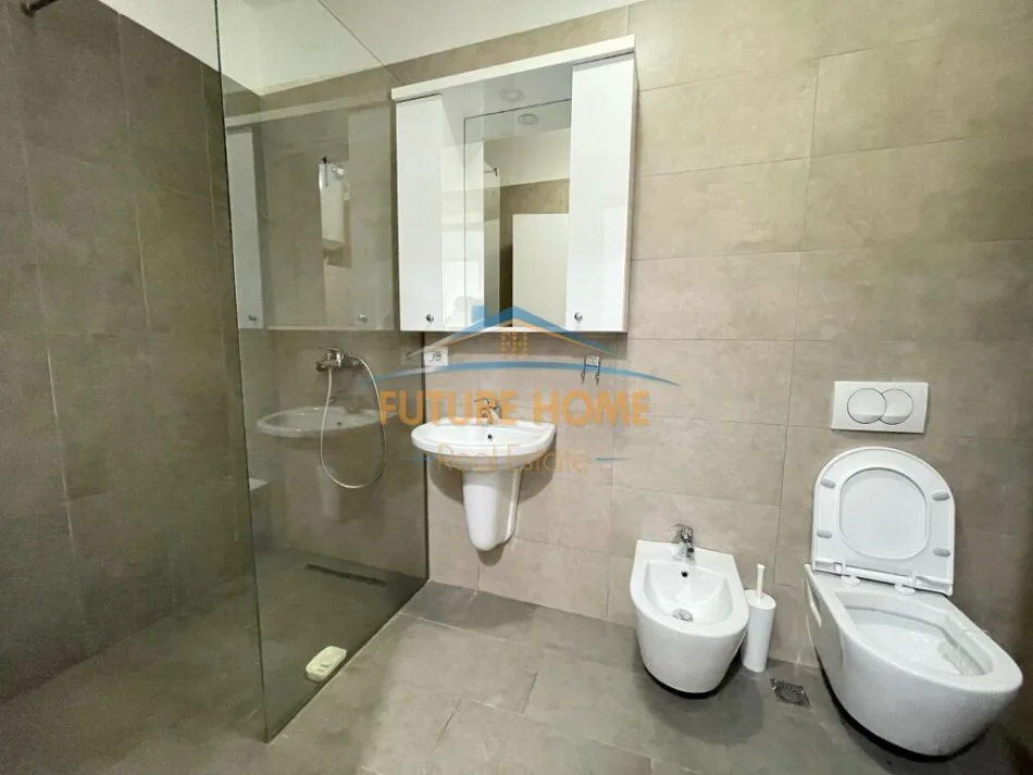 Tirane, jepet me qera apartament 2+1+Ballkon Kati 4, 95 m² 750 € (Quartum Residenc)