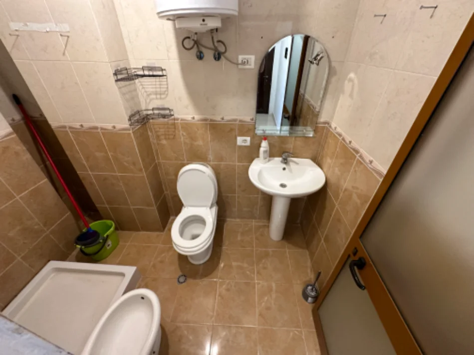 Tirane, jepet me qera apartament 1+1 Kati 3, 60 m² 40.000 Lek (Xhamllik perballe Karburant Kastrati)