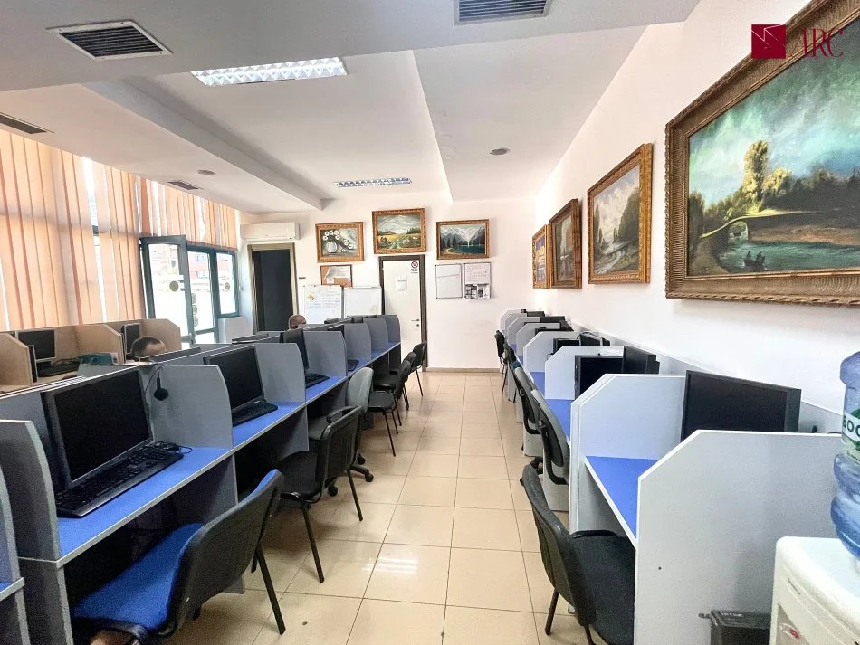 Tirane, shitet ambjent biznesi Kati 0, 216 m² 600.000 € (Ambasada Amerikane)