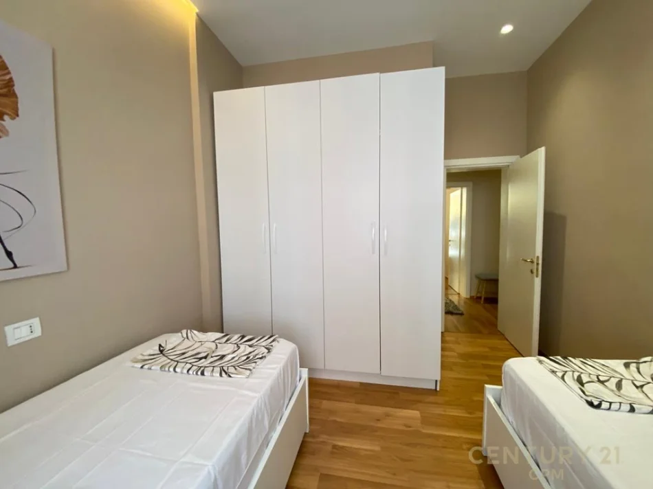 Tirane, jepet me qera apartament 2+1+Aneks+Ballkon Kati 2, 78 m² 1.300 € 
