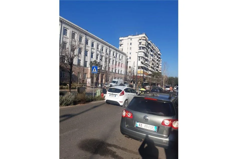 Tirane, jepet me qera apartament 2+1 , 108 m² 600 € (bulevardi Zogu i Pare)