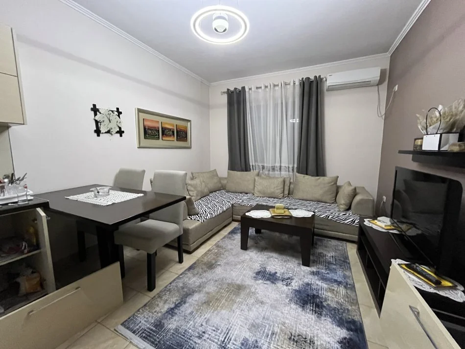 Tirane, jepet me qera apartament 2+1+Ballkon , 450 € 