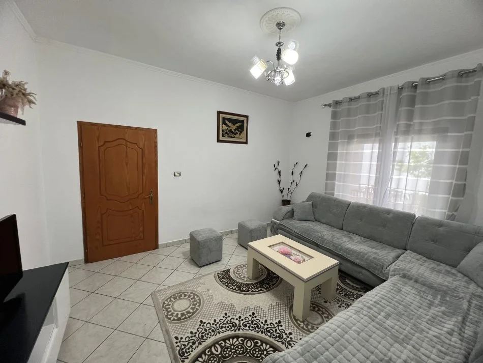 Tirane, jepet me qera apartament 2+1 Kati 0, 135 m² 135 € (Rruga Ali Shefqeti.)