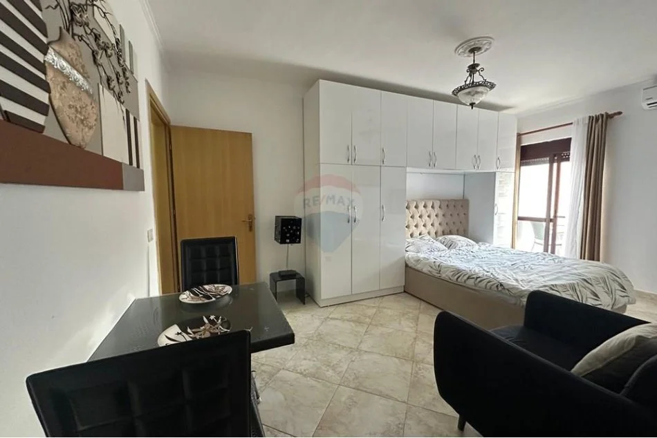 Tirane, jepet me qera apartament , 38 m² 550 € (Pazari i Ri - Rruga e Barrikadave,)