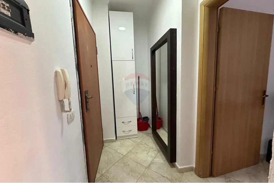 Tirane, jepet me qera apartament , 38 m² 550 € (Pazari i Ri - Rruga e Barrikadave,)