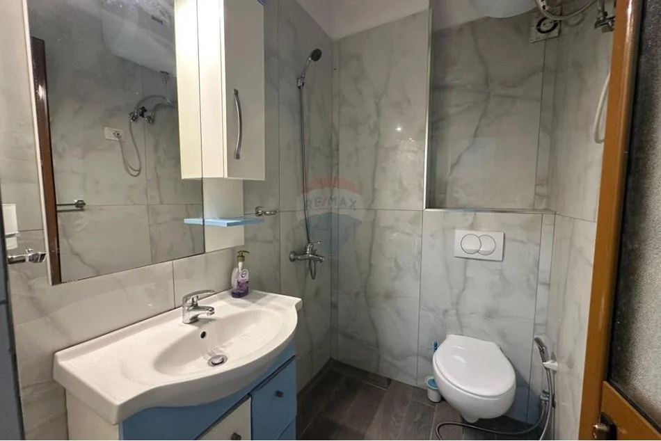 Tirane, jepet me qera apartament , 38 m² 550 € (Pazari i Ri - Rruga e Barrikadave,)