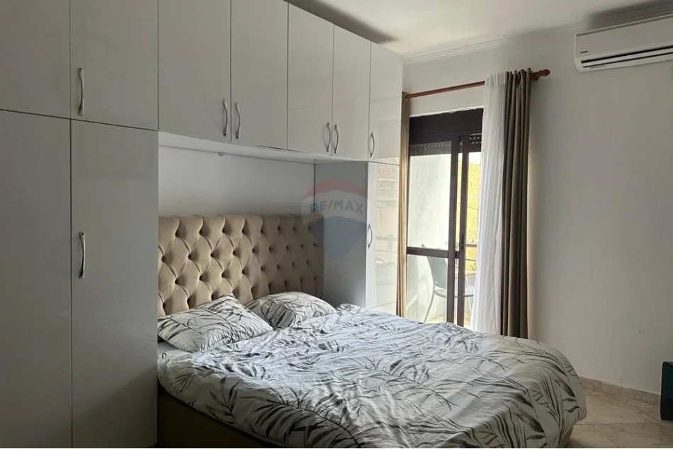 Tirane, jepet me qera apartament , 38 m² 550 € (Pazari i Ri - Rruga e Barrikadave,)