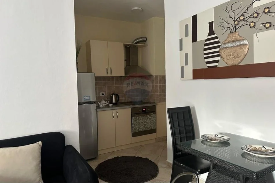 Tirane, jepet me qera apartament , 38 m² 550 € (Pazari i Ri - Rruga e Barrikadave,)