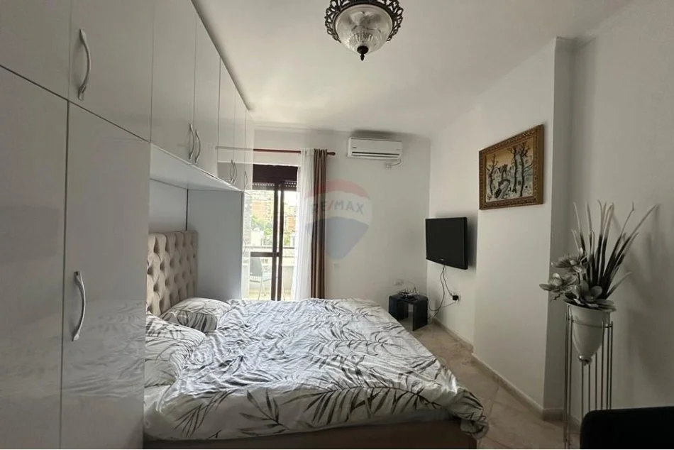Tirane, jepet me qera apartament , 38 m² 550 € (Pazari i Ri - Rruga e Barrikadave,)