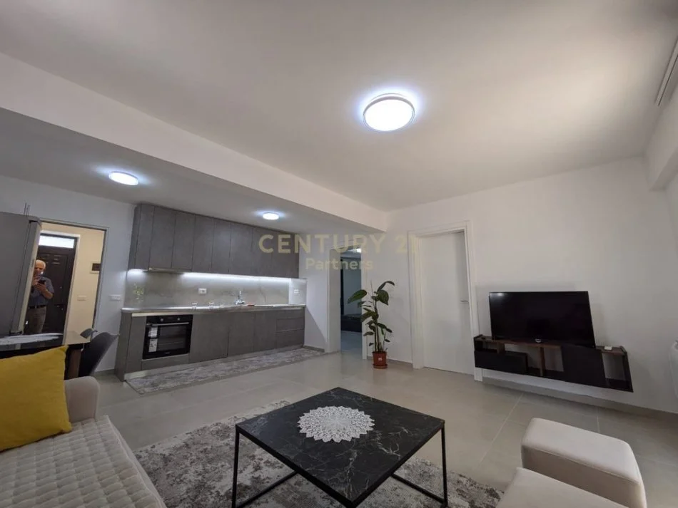 Tirane, jepet me qera apartament 2+1 Kati 1, 140 m² 800 € 