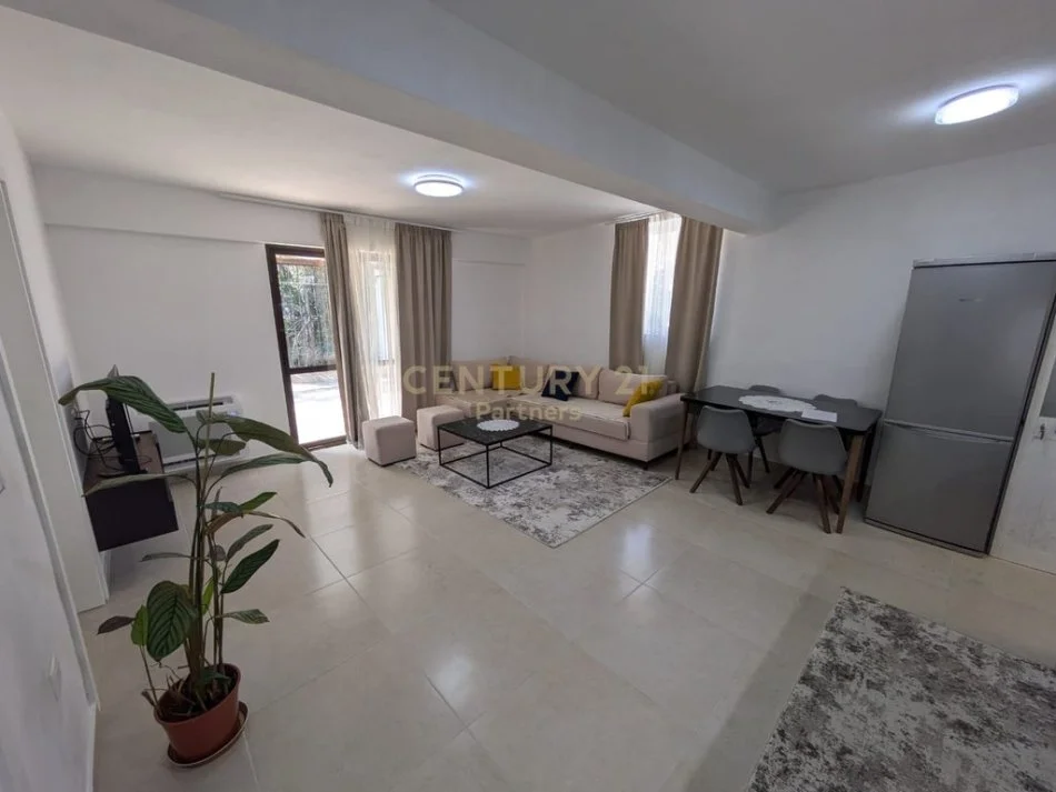 Tirane, jepet me qera apartament 2+1 Kati 1, 140 m² 800 € 