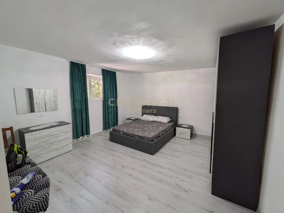 Tirane, jepet me qera apartament 2+1 Kati 1, 140 m² 800 € 