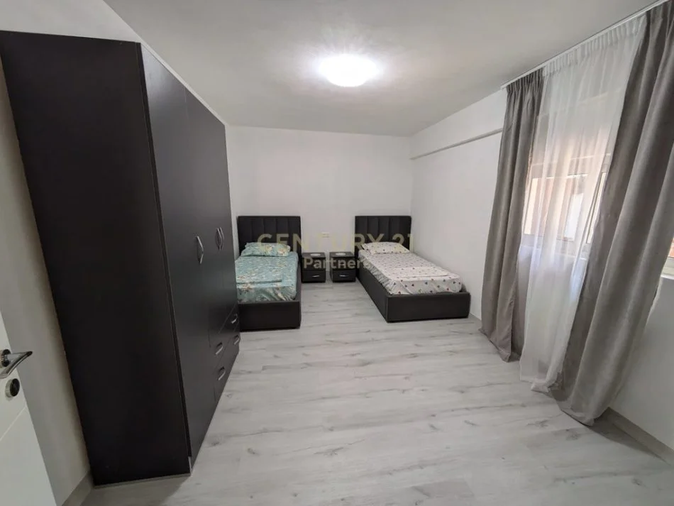 Tirane, jepet me qera apartament 2+1 Kati 1, 140 m² 800 € 
