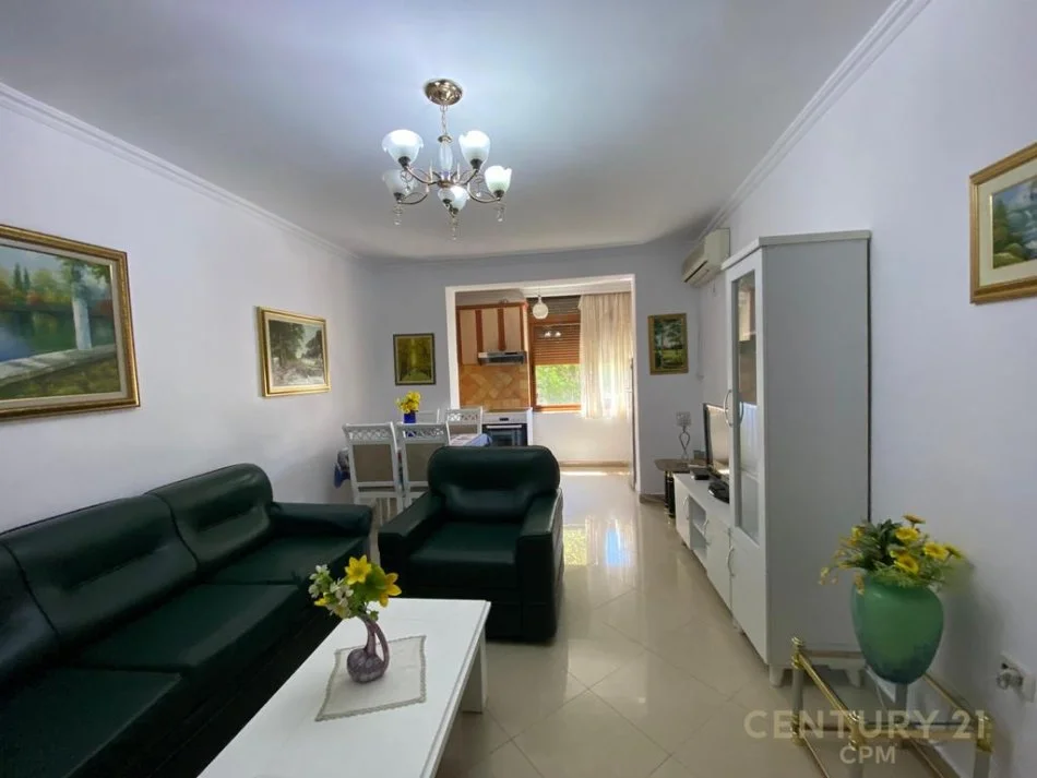 Tirane, jepet me qera 1+1 Kati 3, 55 m² 500 € 