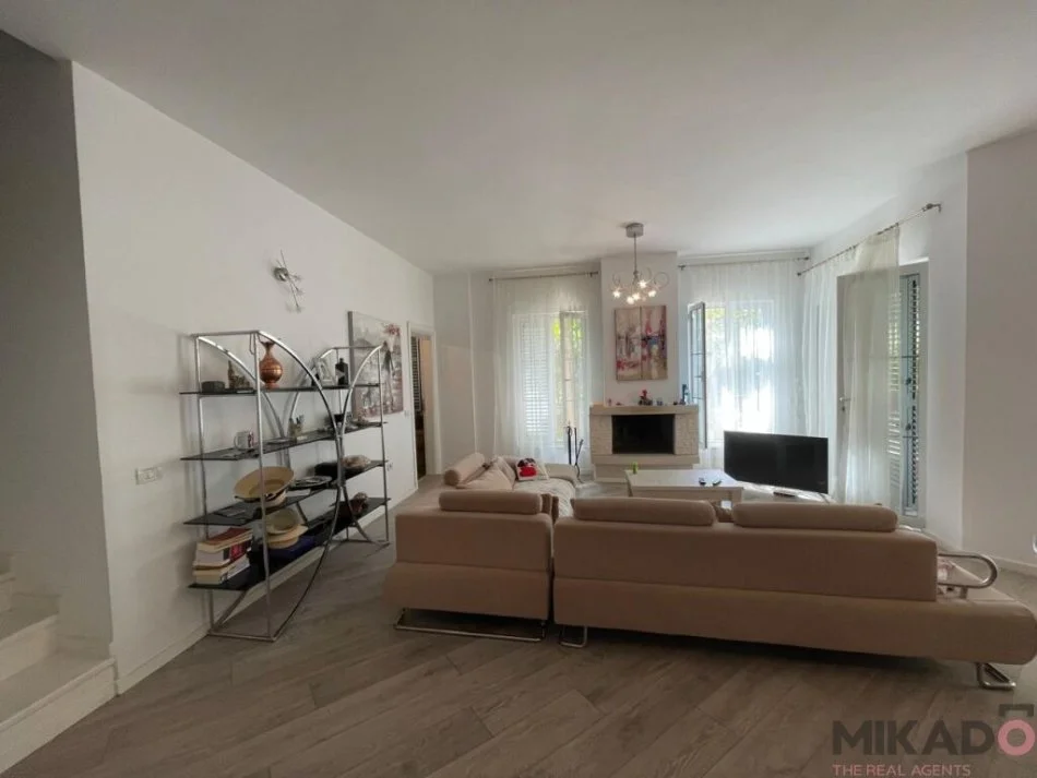Durres, shitet Vile 3+1+Aneks+Ballkon Kati 0, 381 m² 440,000 € (Durres,Albania)