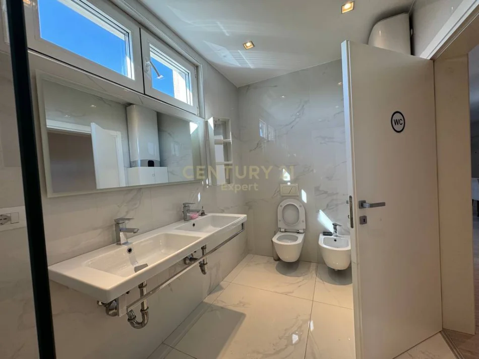 Tirane, jepet me qera apartament 2+1+Aneks+Ballkon Kati 9, 133 m² 1.100 € 