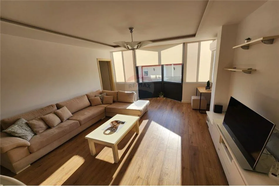 Tirane, jepet me qera apartament Kati 9, 56 m² 550 € 