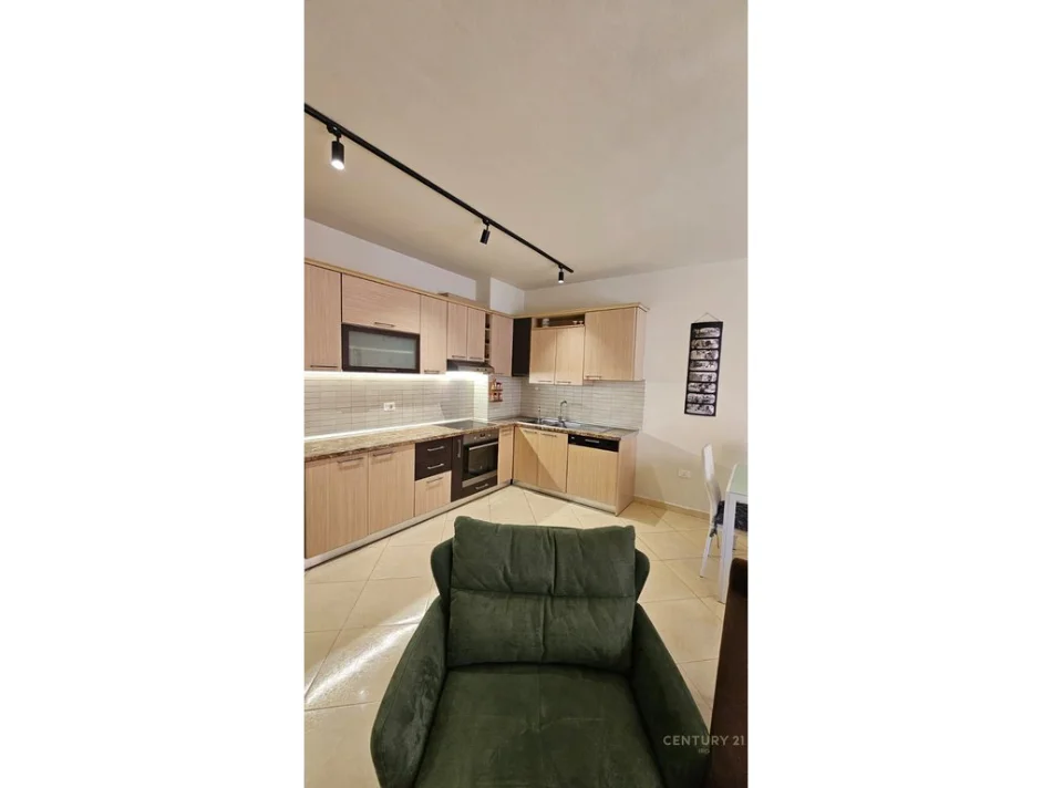 Tirane, jepet me qera apartament 2+1+Aneks+Ballkon Kati 2, 103 m² 900 € 