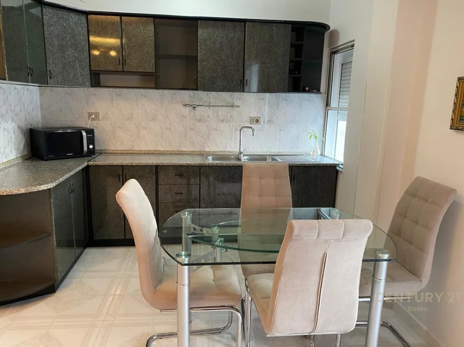 Tirane, jepet me qera apartament 2+1 Kati 4, 110 m² 700 € (rruga Haxhi Dalliu)