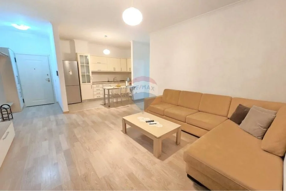 Tirane, jepet me qera apartament 1+1 , 69 m² 650 € (Rruga Kavajes)