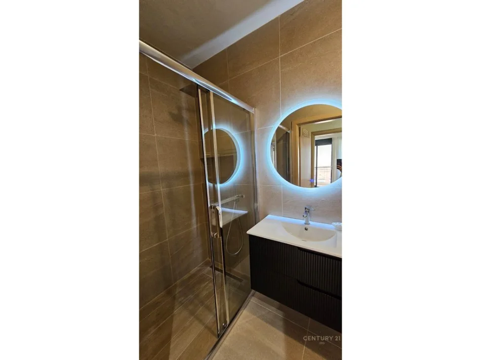 Tirane, jepet me qera apartament 2+1+Aneks+Ballkon Kati 2, 103 m² 900 € 