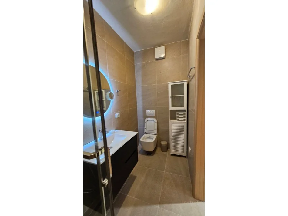 Tirane, jepet me qera apartament 2+1+Aneks+Ballkon Kati 2, 103 m² 900 € 